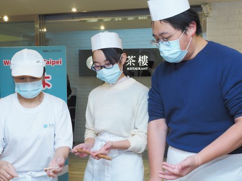 劉奕霆局長與修學旅行學生共同體驗小籠包製作