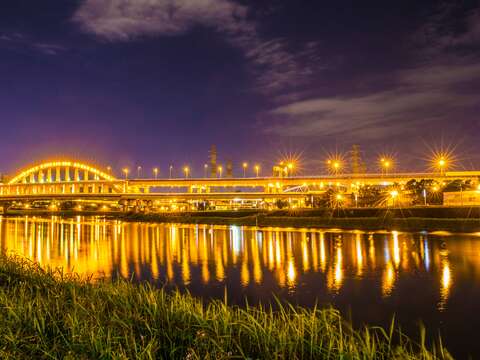 麥帥一橋因造型特殊，且入夜後燈光與水文相互照映，美麗夜景吸引攝影愛好者聚集