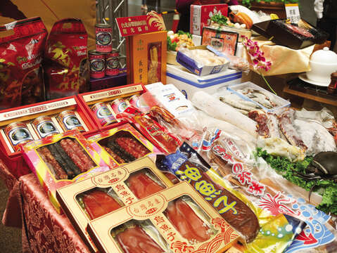 Dry goods such as mullet roe and sausage are common delicacies enjoyed during Lunar New Year gatherings. (Photo / Gao Zanxian)