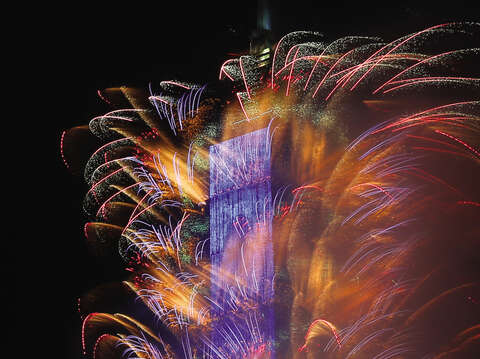 台北101で行われる年越しの花火ショーは毎年数万人の観光客を引き寄せ大きな盛り上がりをみせます。(写真/劉佳雯）