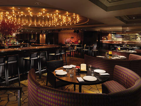 With beautiful lighting and a warm atmosphere, ZIGA ZAGA offers a casual chic setting for drinks with friends. (Photo / Grand Hyatt Taipei)