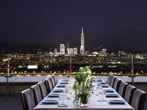 The outdoor dining area at the Taipei Marriott Hotel offers a tasteful and atmospheric environment, overlooking the night view of the Taipei cityscape. (Photo / Taipei Marriott Hotel)