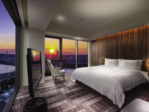 The River Corner Suite at Suz & Catorze Hotel offers a stunning panoramic view of the many rivers winding their way through Taipei. (Photo / Suz & Catorze Hotel)