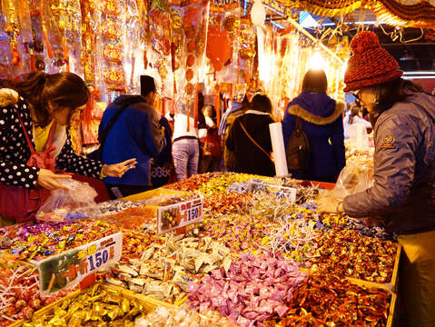 Every year in anticipation of the Lunar New Year, crowds flow into New Year markets in Taipei to shop and prepare for the holiday. (Photo / Liu Jiawen)
