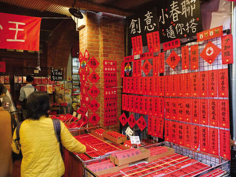 There are lots of shops selling red envelopes and spring couplets in new year markets during Lunar new year. (Photo / Liu Jiawen)