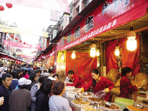 Numerous choices of gifts and dry foods add to the already palpable New Year atmosphere on Dihua Street. (Photo / Liu Jiawen)