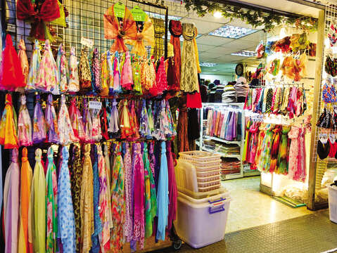 Huayin street is known for selling clothing and daily items, offering people in Taipei a place to “drive out the old and bring in the new.” (Photo / Liu Jiawen)