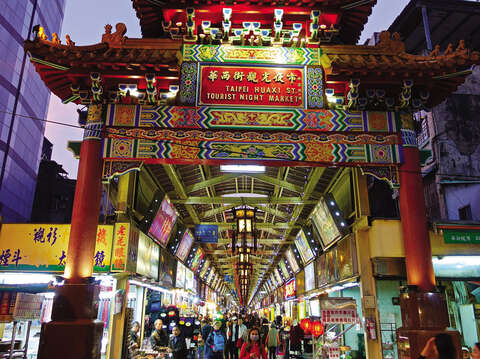 Huaxi Street Tourist Night Market is not just busy during the Lunar New Year, but can be full of people even on a regular weekday. (Photo / Liu Jiawen)