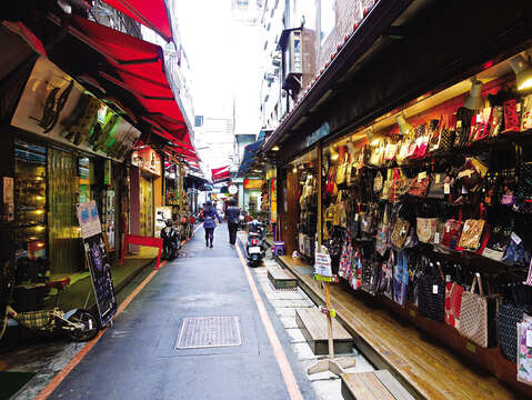 台北駅近くにある華陰街は様々な商店が林立し、台北に住む多くの人が旧正月前の買い物に訪れます。