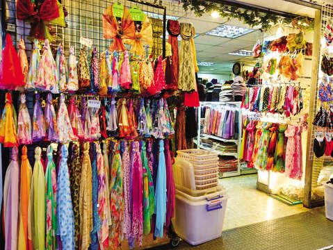 華陰街商店街には雑貨や衣類など様々なものが販売されているので、新年を迎えるための用品を揃えるのに最適です。