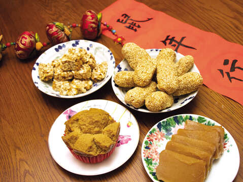 年糕や發糕、花生脆糖、麻粩は正月シーズンに人気の食べ物で、贈り物としても最適です。(写真/MyTaiwanTour）