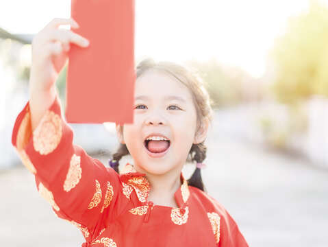 新年のマナーで最も大切なのは甥や姪など家族の子供に紅包を渡すことです。(写真/MIA Studio）