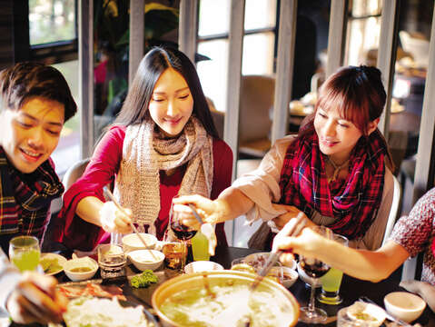 ​​​​​​​旧正月の食事会に誘われたら赤い服を着て現地の風習に則りましょう。(写真/Tom Wang）