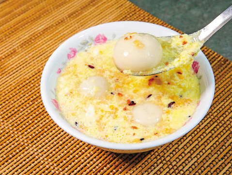 Having a bowl of sesame tangyuan in sweet fermented rice soup with eggs in the cold weather soothes the soul and warms you up. (Photo / Lin Junyao)