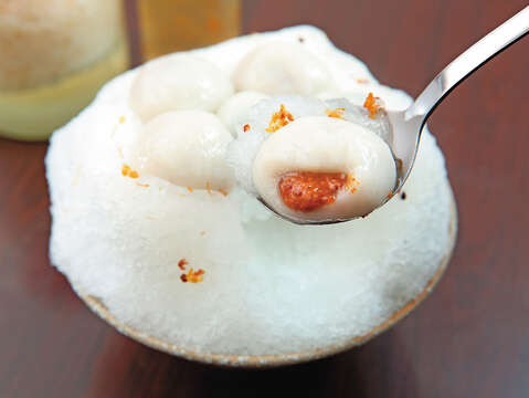 Shaved snow ice with osmanthus syrup and hot tangyuan is soft, chewy and delicious. (Photo / Lin Yuwei)