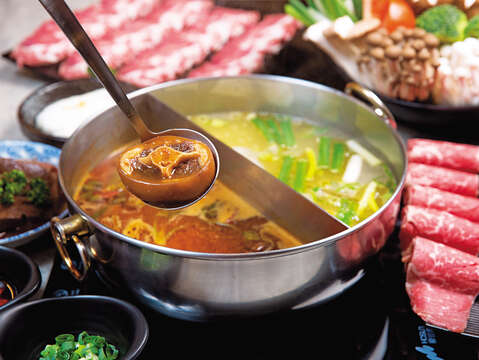 The broth of “Oxtail Spicy Hot Pot with Poppy Sauce” tastes fresh, sweet and refreshing. (Photo / Lin Weikai)