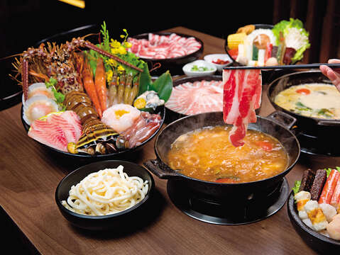There are rich ingredients and plenty of soup bases to choose from at TAKAO 1972. (Photo / Lin Weikai)