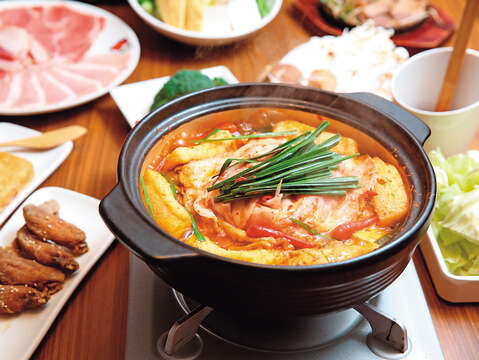 Akakara serves Akakara Nabe, a spicy hot pot with secret ingredients that offers a variety of spiciness levels for customers to choose from. (Photo / Lin Yuwei)