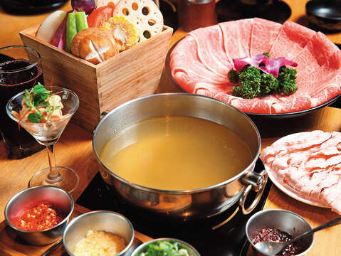 Consommé hot pot broth is crystal-clear and golden in color. (Photo / Lin Yuwei)
