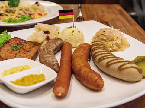 OMA URSELS GERMAN RESTAURANT & BAKERY