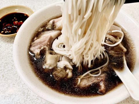 冷冷的冬天，不妨跟著「『熊比登』美食地圖」，來碗香氣四溢的熱湯。