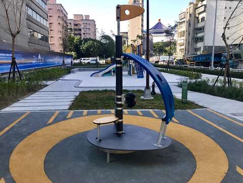 金杭公園特色遊戲場-轉圈圈