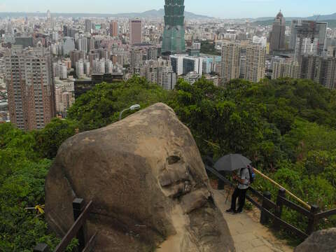 六巨石
