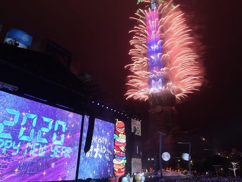 晚會最高潮─台北101新年大秀,以「希望之光・台灣」為題的300秒燈光煙火秀,首創「幻彩三變化」煙火,陪民眾迎接嶄新2020。