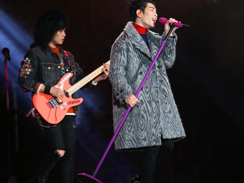 蕭敬騰領軍「獅子LION」連飆經典老歌「再見我的愛」及「It's my life」,高亢嗓音加溫跨年現場。