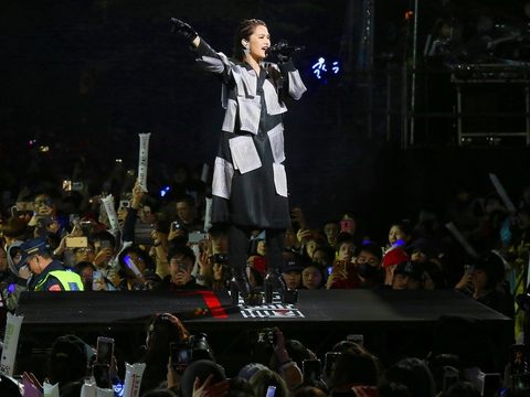 跨年前表演由全能天后楊丞琳帶來《雨愛》、《曖昧》等歷年經典歌曲,讓歌迷走入時光隧道。