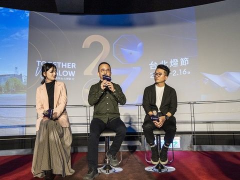 2020台北燈節策展團隊(左起)燈節計畫主持人集智館文化總監李佳蓉、共同策展人建築師王士芳、主視覺設計團隊白輻射影像創意總監洪鈺堂共同說明今年燈節策展概念