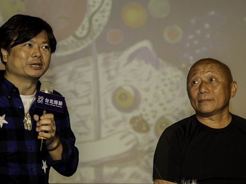 主展演區設計總監(左)馮建彰與西區主展演區主燈設計藝術家林舜龍共同說明躲貓貓主燈展演方式