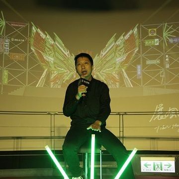 南港主展演區設計藝術家李文政使用孔雀燈(如圖)、燈管、檳榔攤燈具等臺灣獨特燈具，創造出超臺的展風神主燈