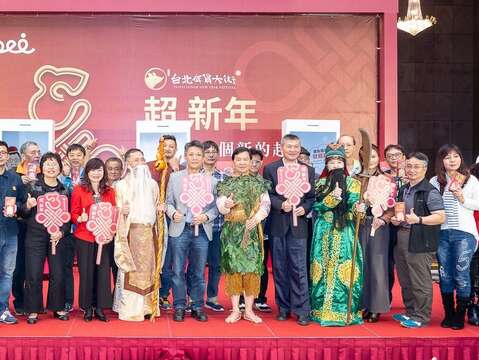 臺北市政府黃副市長(右五)、彭副市長(右七)、蔡副市長(右九)與現場貴賓合影留念