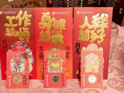 藝術家角斯合作繪製發財金紅包袋，象徵身體、工作、關係新起點