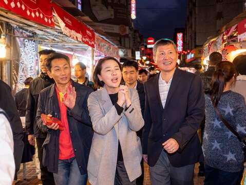 黃副市長向迪化街店家拜年問好