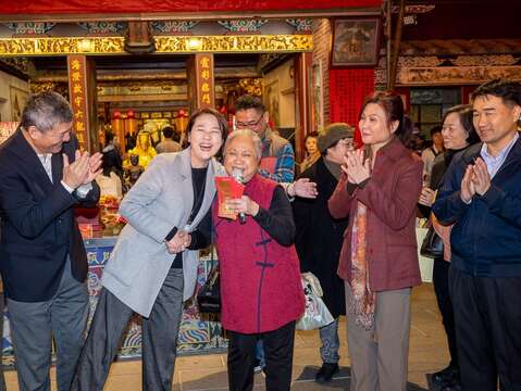 黃副市長(左三)向霞海城隍廟代表致贈發財金紅包袋