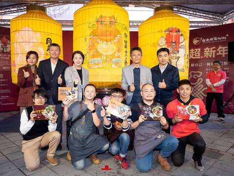 黃副市長(左後三)與現場長官貴賓及在地知名店家代表合影留念