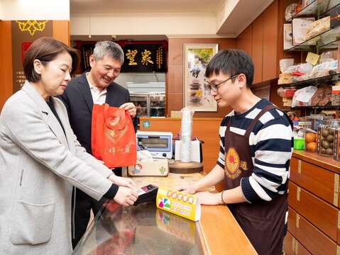 於年貨大街店家使用悠遊卡購買年菜，快速又方便