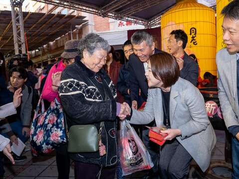 民眾開心領取鼠年發財金紅包袋