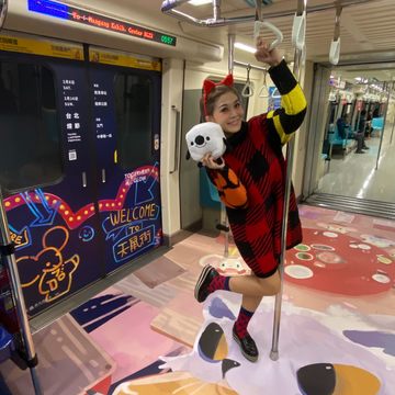 DJ圓圓為2020台北燈節北捷專屬列車進行開箱直播,吸引了超過3萬人次在線觀看
