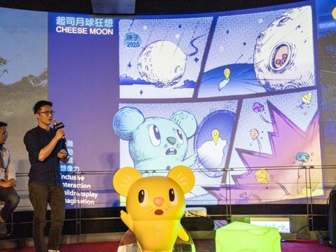 東區作品起司月球狂想，藝術家林宇儂帶著鼠寶以自己的漫畫繪本故事說明作品