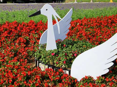 鳥類裝置藝術 為觀山花海增添活力