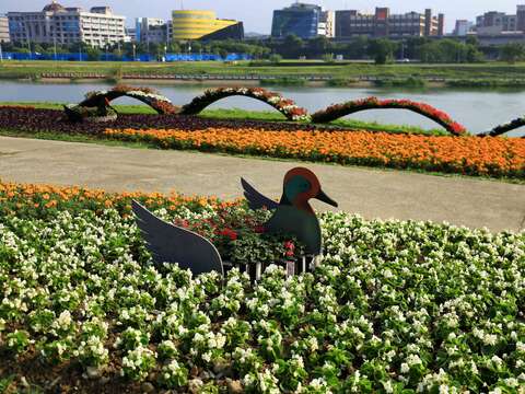 河濱鳥類意象裝置藝術穿插其中