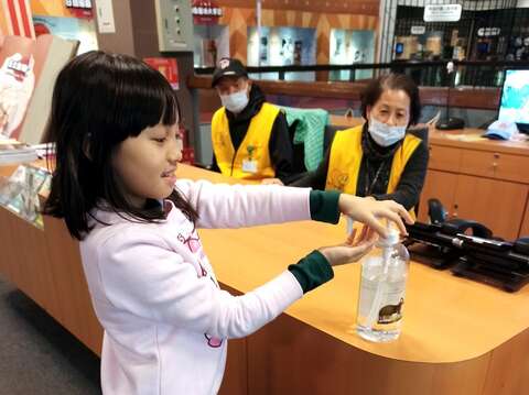 各館區服務臺增設消毒酒精取用點