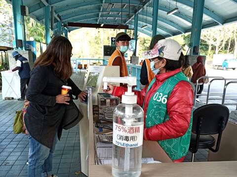 進出列車站，建議可以用酒精消毒雙手