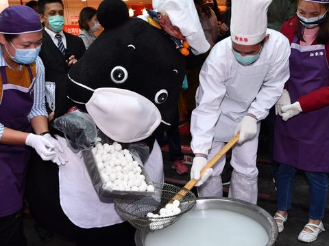 Bravo, Huang Make an Appearance at Hsin Tung Yang - Inviting People to the Taipei Lantern Festival