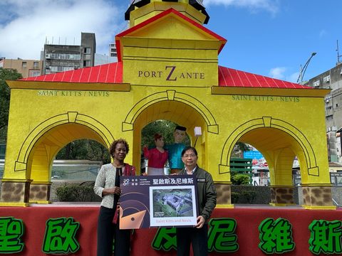 聖啟斯及尼維斯哈菁絲大使(左)與臺北市政府簡哲宏副秘書長共同點亮Port Zante世界級郵輪港口花燈