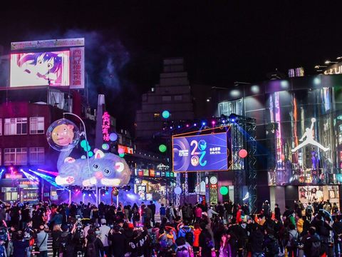 台北燈節西區主燈試燈吸引民眾圍觀