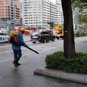北市府針對燈節舉辦中華路兩側進行消毒作業